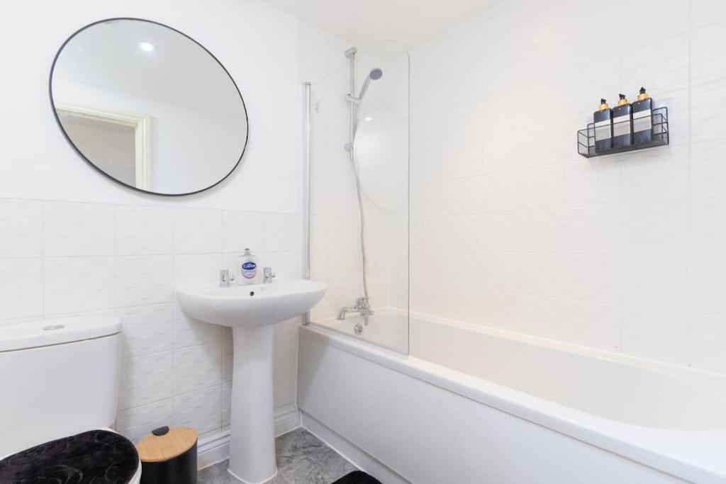 Nuneaton Retreat - City Centre - Parking - Train 외부 사진