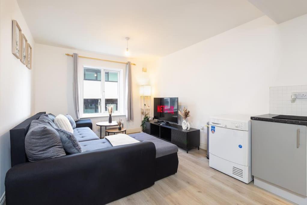 Nuneaton Retreat - City Centre - Parking - Train 외부 사진